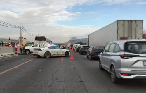 Accidente múltiple en la autopista México-Puebla deja un fallecido; reducción de carriles