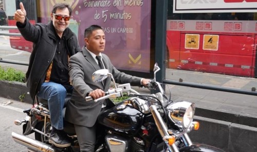 Gerardo Fernández Noroña enfrenta críticas por foto en motocicleta sin casco