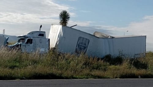 Accidente en la autopista México-Pachuca deja dos lesionados tras fractura de tráiler