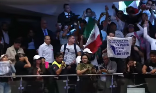 Manifestantes infiltran el Senado y generan caos contra reforma judicial