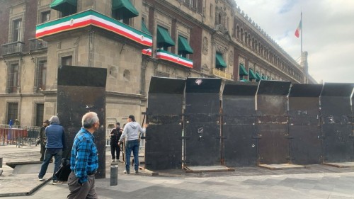 Operativo de seguridad en el Zócalo por marcha de Ayotzinapa