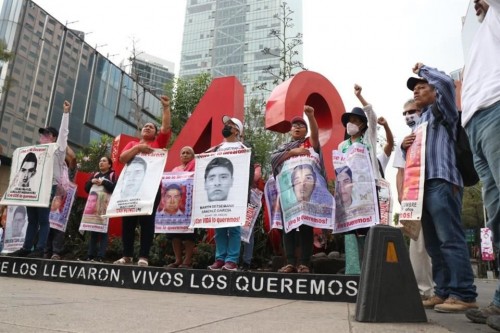 Padres de Ayotzinapa mantienen esperanza en Sheinbaum y critican a López Obrador a 10 años de la desaparición de los 43 estudiantes