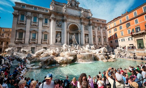 Roma estudia cobrar un euro a turistas para acceder a la Fontana di Trevi y evitar aglomeraciones