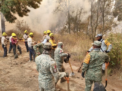 Gobiernos y voluntarios intensifican labores contra incendio en Atltzayanca