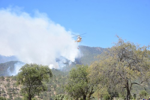 Tlaxcala refuerza combate a incendio en Atltzayanca con apoyo aéreo