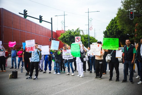 Personal de salud protesta en Puebla por plazas y aumento salarial