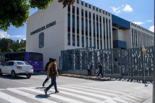 Puebla, Pue.– El presidente municipal de Puebla, José Chedraui Budib, aclaró que su administración no tuvo ninguna responsabilidad en la colocación de los tres topes instalados sobre la calzada Ignacio Zaragoza, a la altura del Congreso del Estado. Según explicó, la obra corresponde a la gestión municipal anterior.  “Ni el Congreso del Estado, ni el Gobierno de Puebla, ni esta administración municipal tuvimos injerencia en esa decisión. Fue autorizada por el gobierno municipal anterior y ahora estamos revisando cómo subsanar el problema”, afirmó el edil capitalino.  De acuerdo con Chedraui, los reductores de velocidad fueron colocados durante la gestión de Adán Domínguez Sánchez y Eduardo Rivera Pérez, y no existió coordinación con el actual cabildo ni con el Congreso local.  El alcalde reconoció que la instalación de los topes ha generado afectaciones en la movilidad de la zona de Los Fuertes de Loreto y Guadalupe, uno de los accesos principales hacia el oriente de la ciudad. En ese sentido, adelantó que el Ayuntamiento trabaja junto con el Congreso del Estado en posibles alternativas para mitigar el impacto vial.  Los topes, visibles frente a la sede legislativa, han provocado inconformidad entre automovilistas, quienes aseguran que la medida ocasiona embotellamientos en una vía de alta afluencia vehicular. Algunos conductores han señalado que, además del tráfico, los reductores representan un riesgo para el transporte público y los vehículos de carga pesada que circulan a diario por la calzada Ignacio Zaragoza.