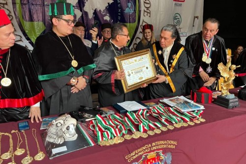 UATx brilla: Rector recibe dos galardones por impulsar un nuevo humanismo