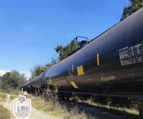 Locomotora de Ferromex queda varada por falla mecánica y provoca cierre total en calle
