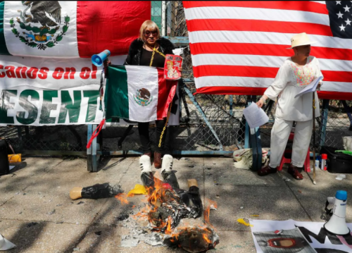 Activistas protestan frente a la embajada de EE. UU. contra políticas de Trump