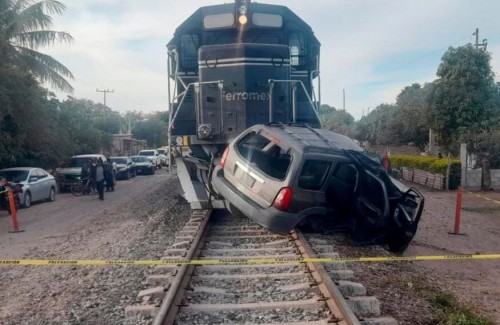Tren Chepe impacta camioneta: madre fallece y su hijo sobrevive gravemente herido