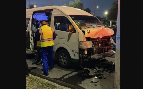 Choque entre combi y pipa en GAM deja 10 lesionados y caos vehicular