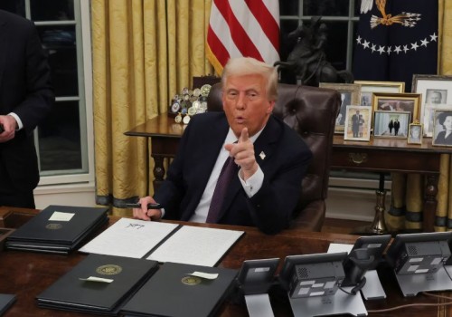 Trump firma decreto para suspender la entrada de inmigrantes por frontera sur