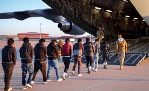 Trump reinicia vuelos de deportación con mensaje contundente a migrantes