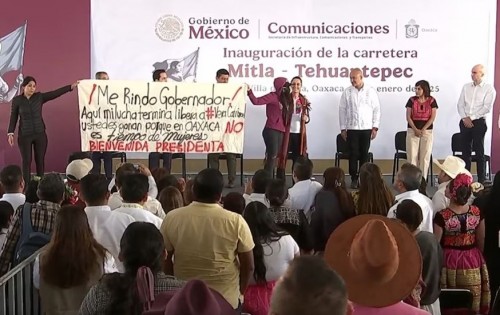 María Elena Ríos exige justicia en evento de Claudia Sheinbaum en Oaxaca