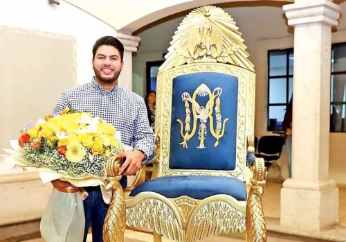 Alcalde de Elota presume réplica de silla presidencial, genera críticas