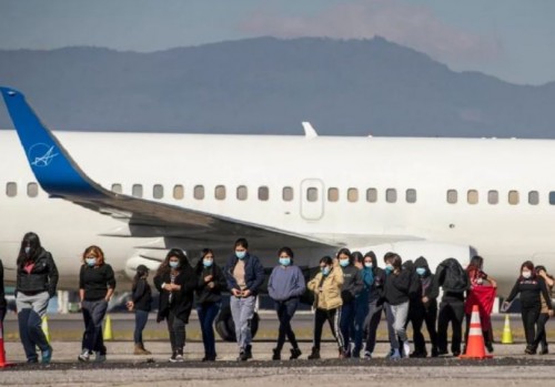 México recibe a 4 mil deportados con respeto y programa "México te abraza"