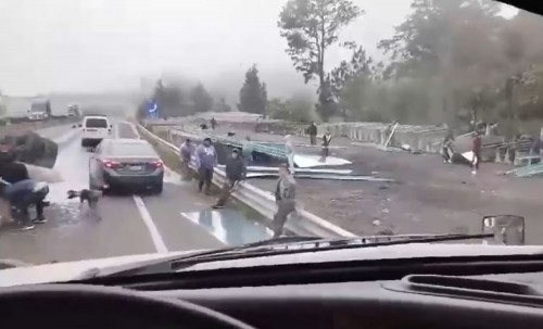 Pobladores intentan saquear tráiler volcado en San Luis Potosí