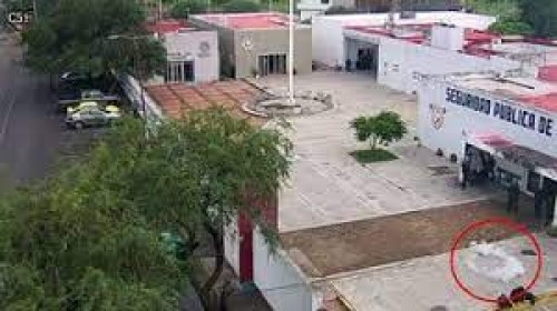 Dron lanza explosivo a policías de Uriangato durante pase de lista