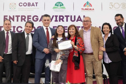 Lorena Cuéllar impulsa educación digital y gradúa a 5,200 jóvenes en Tlaxcala