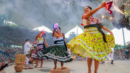 Guelaguetza 2025 une a más de 11 mil personas en Oaxaca con su cultura