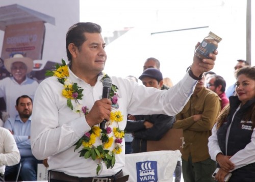 Alejandro Armenta entrega en Sierra Nororiental apoyos en obra comunitaria, campo, medio ambiente y becas