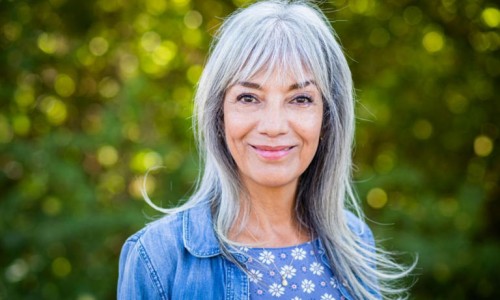 Estos son los rasgos y características comunes en las personas que se dejan las canas del cabello