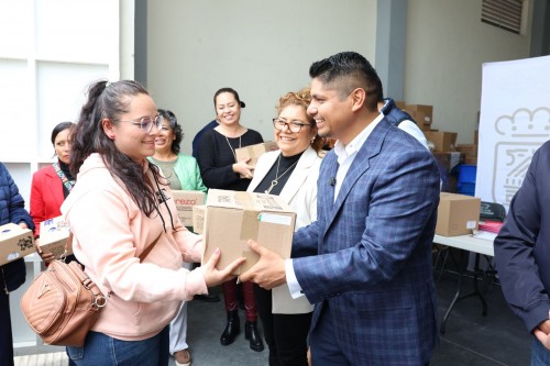 Entregan Omar Muñoz y Tere Alfaro desayunos fríos a escuelas de Cuautlancingo 