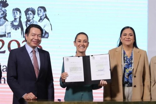 Sheinbaum firma reforma para proteger maíces nativos en México