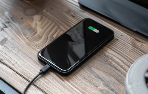 Cargar el celular: una acción cotidiana con riesgos invisibles