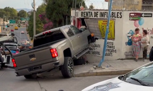 Persecución termina en choque y herida autoinfligida