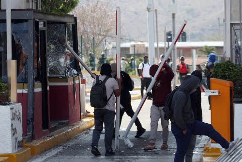Normalistas protestan con destrozos por homicidio de líder ambientalista
