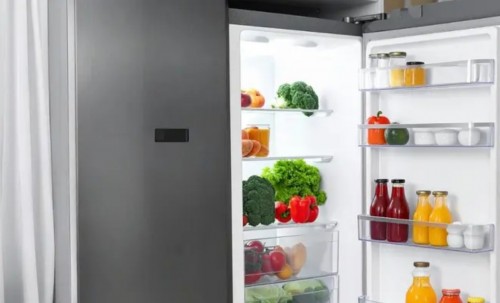 ¿Por qué tu refri mete ruidos raros en la noche?