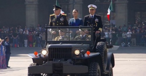Sheinbaum sale entre gritos y ovaciones rumbo al Desfile de la Revolución