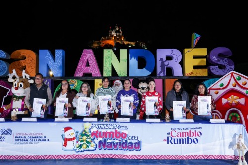 Anuncia Lupita Cuautle el inicio de la navidad con encendido de árboles