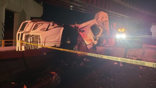Muere operador de tráiler tras volcadura en El Molinito; su cuerpo quedó prensado