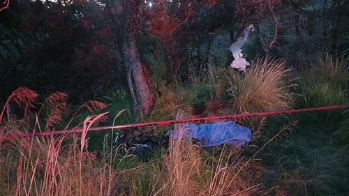 Joven muere y otro queda grave tras chocar motocicleta en Cuaxomulco
