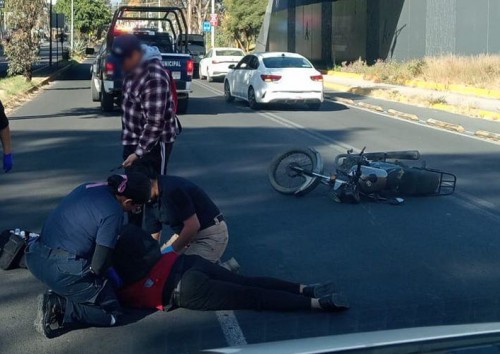 Paramédicos de Protección Civil Cholula atienden a motociclista lesionado tras derrapar en Boulevard Forjadores