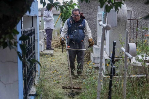 Chiautempan embellece su panteón rumbo al Día de Muertos 2025