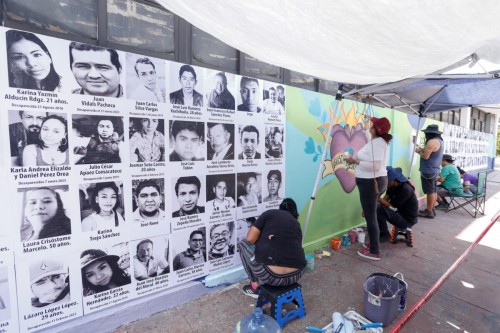 Renace el “Mural de Búsqueda” en el CAM: familias devuelven el rostro a la memoria colectiva