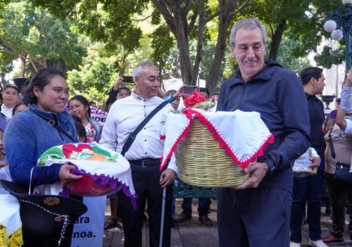 Pepe Chedraui recibe serenata y respaldo de habitantes de San Miguel Canoa previo a su Primer Informe