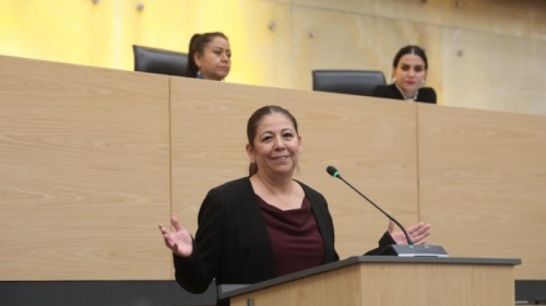 Puebla, Pue. El gobierno de Puebla tiene planeado poner en marcha una fábrica de bicicletas públicas en el municipio de Acatzingo y su respectivo taller de reparación en Cuautlancingo.  Así lo dio a conocer Celina Peña Guzmán, titular de la Secretaría de Humanidades, Ciencia y Tecnología, quien informó que el proyecto estará a cargo de su dependencia, por lo que ya trabajan en la creación de los prototipos y su posterior implementación.  Ante medios de comunicación, la funcionaria detalló que se trabajan en pruebas pilotos para elaborar las unidades que serán prestadas para circular en los 400 kilómetros de ciclopistas que habrá en la ciudad.  Destacó que este será un proyector que sirva para impulsar la ingeniería poblana, y resaltó que una vez que se implemente la fabrica de bicicletas en Acatzingo se espera que de forma cuatrimestral se produzcan hasta 20 mil unidades.  Apuntó que actualmente trabajan en las pruebas para poner en marcha esta red de bicicletas públicas a cargo del gobierno de Puebla, se estima que en un tiempo aproximado de seis meses se darán los primeros resultados oficiales del proceso para sacar la primera línea de producción de las bicicletas.  Indicó que serán bicicleta convencionales y eléctricas, y se espera que la fábrica de Acatzingo produzca unidades para el sistema de renta que pondrá en marcha el gobierno más adelante, así como venta.