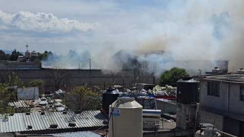Incendio consume recicladora en Apizaco; dos bomberos resultaron con quemaduras leves
