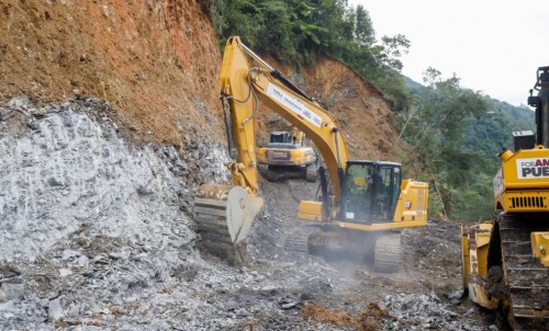 Armenta recorre zonas afectadas por lluvias en la Sierra Negra