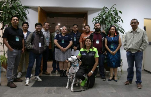 Tlaxcaltecas ganan premio mundial de IA con proyecto para perros de ayuda
