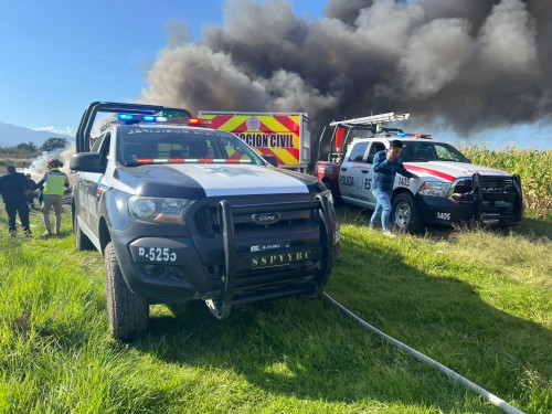 Bomberos controlan incendio de basura en campo de cultivo en Coronango