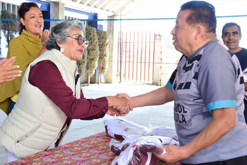 Entregan uniformes a la clase de cachibol de la Casa del Abue DIF San Pedro Cholula