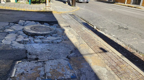 Hundimientos y baches en calle Porfirio Díaz afectan la circulación en Tlaxcala