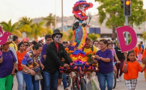 Juventudes mexicanas celebran la paz y las tradiciones