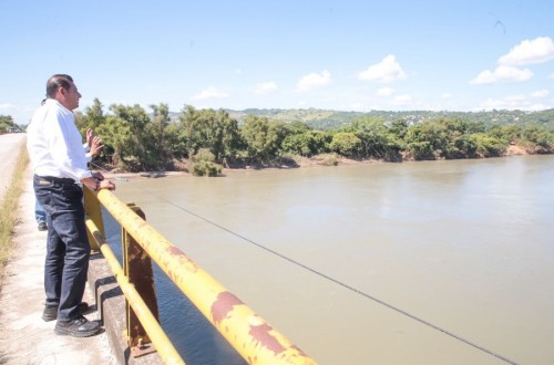 Gobernador recorre comunidades afectadas por lluvias